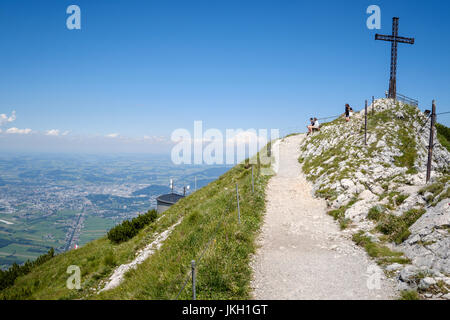 Geiereck pic de montagne dans la gamme Untersberg avec croix, Deep Ellum, Autriche, Grödig Banque D'Images