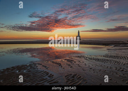 Rattray Head Lighthouse, Aberdeenshire, sur la côte Est de l'Ecosse, au lever du soleil. Banque D'Images