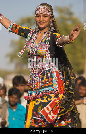 Danseuse Kalbelia traditionnelle Râjasthânî effectuer lors de l'assemblée annuelle du bétail Nagaur juste au Rajasthan, en Inde. Banque D'Images