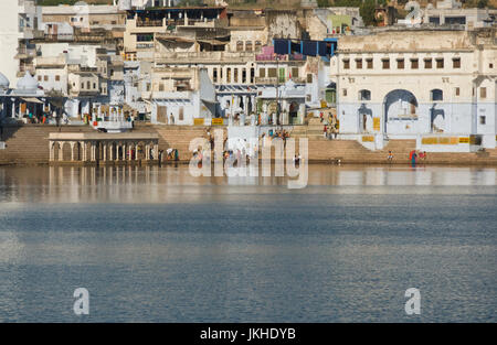 Pèlerins autour du lac Pushkar sacrée à l'assemblée annuelle de Pushkar Foire au Rajasthan, en Inde. Banque D'Images