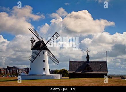 Ciel bleu sur Lytham Green Banque D'Images