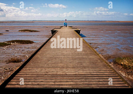 Debout à la fin de Lytham jetty Banque D'Images