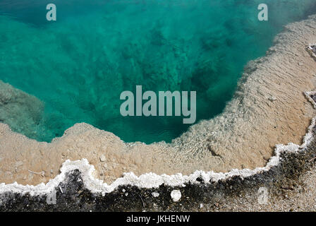 West Thumb Geyser Basin, Abyss Pool, le Lac Yellowstone, le Parc National de Yellowstone Banque D'Images