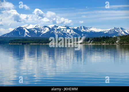 West Thumb Geyser Basin de partout au Lac Yellowstone Banque D'Images