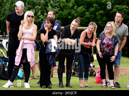 Les parents en regardant leurs enfants courir à une journée du sport scolaire les nourrissons, Bordon, Hampshire, Royaume-Uni. 14 juillet 2017. Banque D'Images