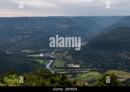 Parapente à Ninho Das Aguias (Nid d'Aigle) - Nova Petropolis, Rio Grande do Sul, Brésil Banque D'Images