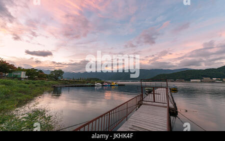 YAMANASHI, JAPON - 18 OCTOBRE : Kawaguchiko à Yamanashi, au Japon le 18 octobre 2016. Hôtels et Resorts sont entourés lake kawaguchi, Yamanashi Prefec Banque D'Images