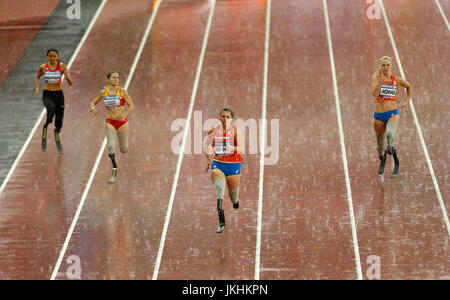 Marlou van Rhijn néerlandais (centre) prend la médaille d'or en 200m T44 pendant la journée finale dix des 2017 World Para Championnats mondiaux d'athlétisme à Londres Stadium. Banque D'Images