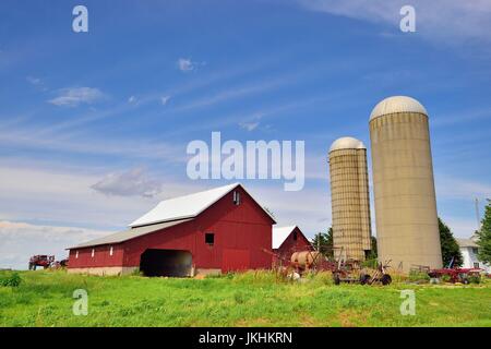 Une grange rouge et silos s'asseoir entre l'image de fond et divers bâtiments d'une ferme dans la région de Lee, Illinois, USA. Banque D'Images