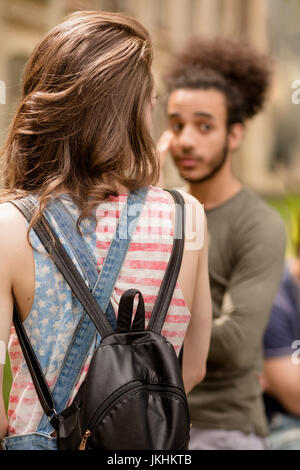 Les élèves garçon et fille debout dans la rue en face de l'université. Banque D'Images