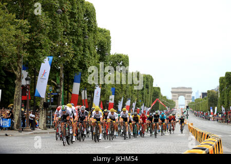 Une vue générale en tant que coureurs pédaler vers Champs-elysées lors de l'étape 21 du Tour de France à Paris, France. Banque D'Images