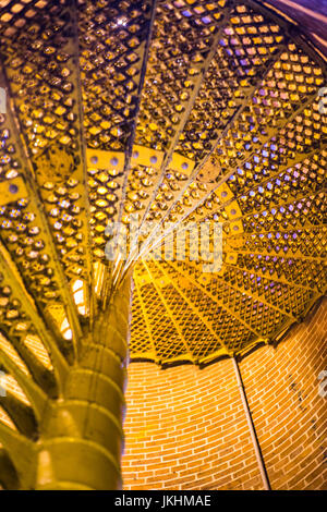 Escalier en colimaçon qui mènent jusqu'au sommet du phare. Vue inférieure. Banque D'Images