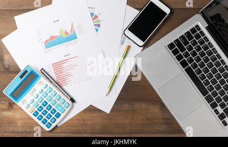 Accessoires d'affaires (ordinateur, calculatrice, planchette, comprimé, crayon, stylo, smartphone) et les graphiques, les tableaux, les graphiques sur des draps blancs sur office 24 Banque D'Images