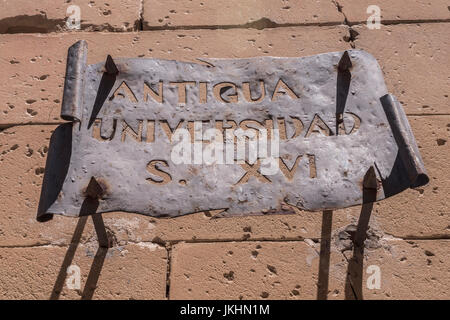 L'ancien indicateur de métallique de l'Université Antonio Machado au cours d'une journée ensoleillée à Baeza, Andalousie, Espagne Banque D'Images