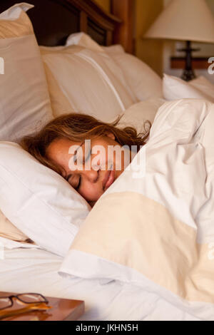 Femme de passer une bonne nuit de sommeil. Banque D'Images