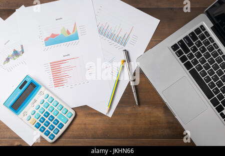 Accessoires d'affaires (ordinateur, calculatrice, planchette, tablette, crayon, stylo) et les graphiques, les tableaux, les graphiques sur des draps blancs sur office 24 Banque D'Images