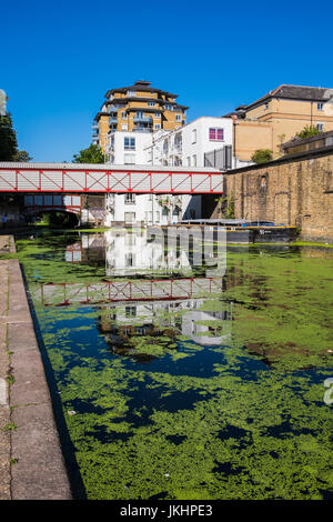 Grand Union Canal traversant Nord Maida Vale & Paddington dans l'ouest de Londres, Angleterre, Royaume-Uni Banque D'Images