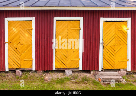 Jaune trois portes verrouillées dans des régions rurales, mur de la grange rouge télévision fond photo texture Banque D'Images
