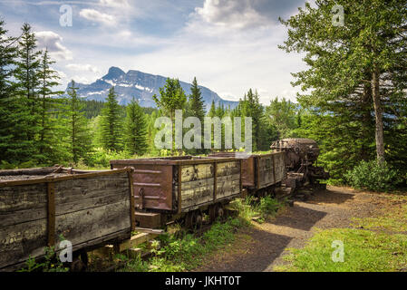 La mine de charbon historique dans la ville fantôme de Bankhead avec Mt. Dans l'arrière-plan Rundle situé dans le parc national de Banff, Alberta, Canada Banque D'Images