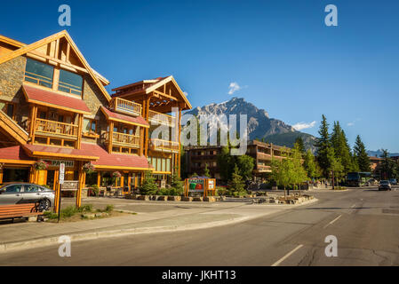 Vue sur la rue pittoresque de la Banff Avenue, dans un beau jour d'été. Banff est une ville de villégiature et de destination. Banque D'Images