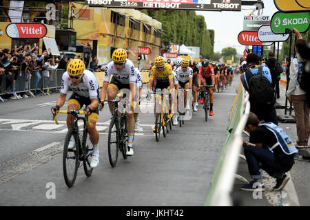 L'équipe Sky's Chris Froome (centre) lors de l'étape 21 du Tour de France à Paris, France. Banque D'Images