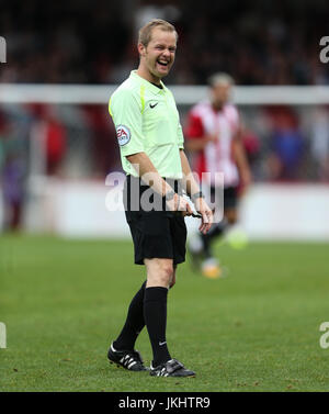 Arbitre Gavin Ward lors de la pré-saison match amical à Griffin Park, Londres. ASSOCIATION DE PRESSE Photo. Photo date : Samedi 22 Juillet, 2017. Voir l'ACTIVITÉ DE SOCCER histoire Brentford. Crédit photo doit se lire : Scott Heavey/PA Wire. RESTRICTIONS : EDITORIAL N'utilisez que pas d'utilisation non autorisée avec l'audio, vidéo, données, listes de luminaire, club ou la Ligue de logos ou services 'live'. En ligne De-match utilisation limitée à 75 images, aucune émulation. Aucune utilisation de pari, de jeux ou d'un club ou la ligue/dvd publications. Banque D'Images