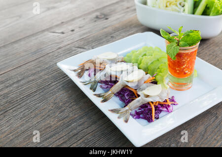 Matières premières fraîches dans la sauce de poisson Crevettes épicées sur table en bois Banque D'Images