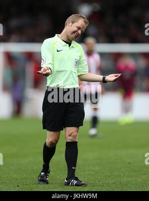 Arbitre Gavin Ward lors de la pré-saison match amical à Griffin Park, Londres. ASSOCIATION DE PRESSE Photo. Photo date : Samedi 22 Juillet, 2017. Voir l'ACTIVITÉ DE SOCCER histoire Brentford. Crédit photo doit se lire : Scott Heavey/PA Wire. RESTRICTIONS : EDITORIAL N'utilisez que pas d'utilisation non autorisée avec l'audio, vidéo, données, listes de luminaire, club ou la Ligue de logos ou services 'live'. En ligne De-match utilisation limitée à 75 images, aucune émulation. Aucune utilisation de pari, de jeux ou d'un club ou la ligue/dvd publications. Banque D'Images