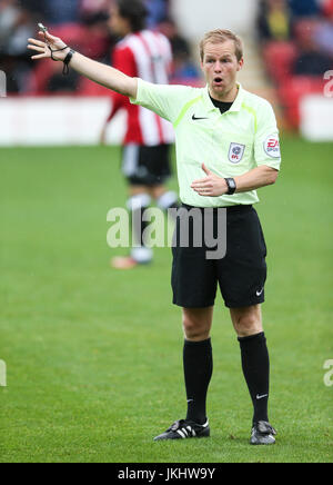 Arbitre Gavin Ward lors de la pré-saison match amical à Griffin Park, Londres. ASSOCIATION DE PRESSE Photo. Photo date : Samedi 22 Juillet, 2017. Voir l'ACTIVITÉ DE SOCCER histoire Brentford. Crédit photo doit se lire : Scott Heavey/PA Wire. RESTRICTIONS : EDITORIAL N'utilisez que pas d'utilisation non autorisée avec l'audio, vidéo, données, listes de luminaire, club ou la Ligue de logos ou services 'live'. En ligne De-match utilisation limitée à 75 images, aucune émulation. Aucune utilisation de pari, de jeux ou d'un club ou la ligue/dvd publications. Banque D'Images