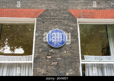 Blue Plaque à George Orwell et Sir Stephen Spender sur Lansdowne Terrasse, Bloomsbury, London, UK Banque D'Images