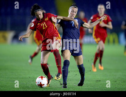 Lucy l'Angleterre (à droite) en bronze et de l'Espagne Leila Ouahabi (à gauche) bataille pour la balle au cours de l'UEFA Women's Euro 2017, GROUPE D match au Stade Rat Verlegh, Breda. Banque D'Images