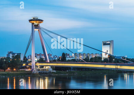 Le pont du Soulèvement national slovaque, la plupart des SNP, est un pont sur le Danube, Bratislava, Slovaquie, Europe Banque D'Images