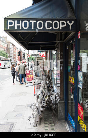 Une boutique de journaux avec un grand auvent « Photocopy » surplombant l'entrée principale Banque D'Images