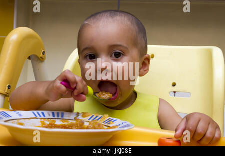 L'âge de 16 mois bébé soupe manger Banque D'Images