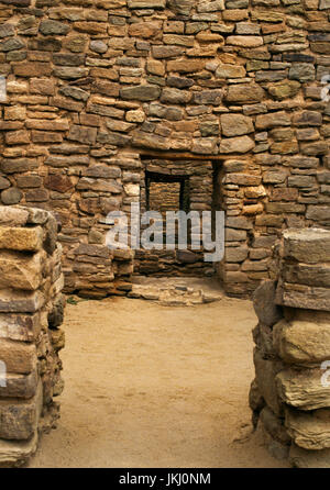 Une série de portes dans l'est du bloc de chambres à plusieurs étages d'Aztec Ruins pueblo, New Mexico : remarque le haut seuils à réduire les courants et conserver la chaleur. Banque D'Images