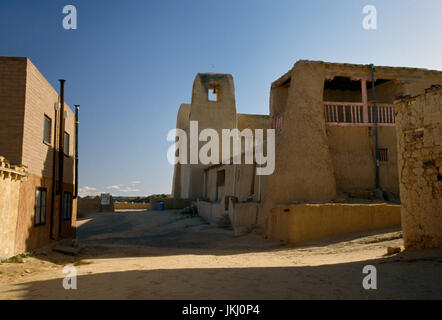 Acoma Pueblo (Sky City), Nouveau Mexique : village-rue avec lits beffroi tours de San Esteban del Rey Mission & balcon peint de rails l'école. Banque D'Images