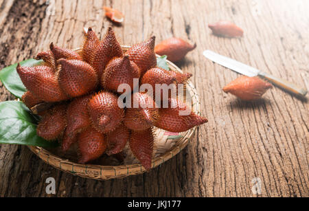 Salacca en fruits panier sur fond de bois, selective focus Banque D'Images