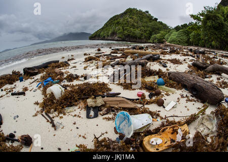 Les plastiques de échoués sur une île éloignée de Raja Ampat, en Indonésie. Le plastique est un problème environnemental grandissant comme elle entre en réseaux alimentaires. Banque D'Images