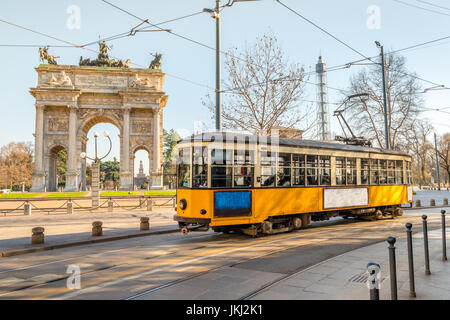 Tramway à Milan, Lombardie, Italie avec l'Arco della Pace et Castello Sforzesco dans l'arrière-plan Banque D'Images