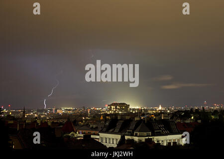 Thunder de nuit sur Vienne, l'un des impacts de foudre Banque D'Images