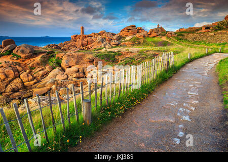 Incroyable coucher avec phare de Ploumanach dire Ruz à Perros-Guirec sur la Côte de Granit Rose et spectaculaire passerelle près de l'océan, Bretagne, France, Eur Banque D'Images