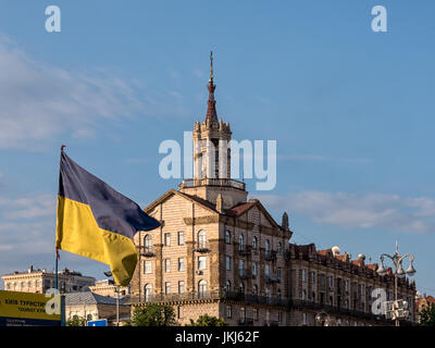 KIEV, UKRAINE - 10 JUIN 2016 : immeuble sur la rue Khreshchatyk avec drapeau ukrainien en premier plan Banque D'Images