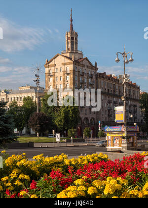 KIEV, UKRAINE - 10 JUIN 2016: Vue à travers la rue Khreshchatyk près de Nezalezhnosti Maidan (place de l'indépendance) à Kiev (Kiev), Ukraine Banque D'Images