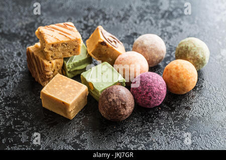 Divers bonbons sucrés. Truffes et bonbons au caramel. Banque D'Images