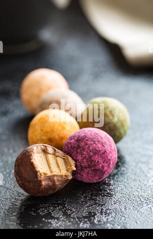 Divers bonbons sucrés. Truffes et bonbons au caramel. Banque D'Images