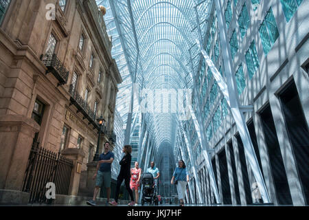 La lumière spectaculaire rempli de l'intérieur de la Brookfield Place un bureau et un centre d'affaires conçu par l'architecte espagnol Santiago Calatrava à Toronto Banque D'Images