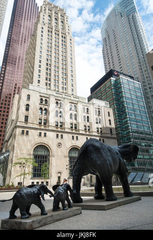 Partie d'une sculpture appelée Tembo, Mother of Elephants de Derrick S. Hudson exposée au commerce court dans le quartier financier du centre-ville de Toronto Banque D'Images