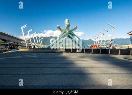 Vancouver, Canada - 21 juin 2017 : la vasque olympique comme vu près de Waterfront et le port cetnre sur un après-midi ensoleillé Banque D'Images