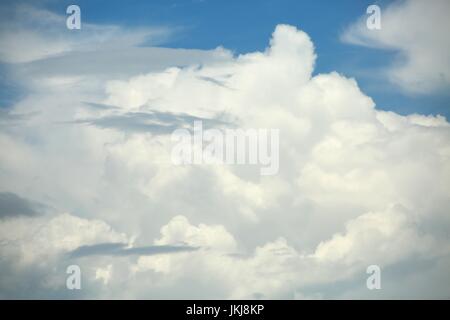 Blanc Moelleux lourde et épaisse de Nuages Banque D'Images