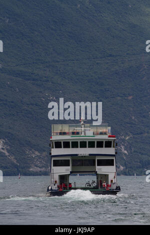 Passeneger traversier sur le lac de Garde. Italie Banque D'Images